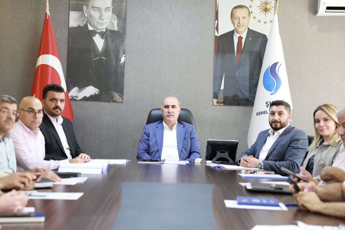 suskigm's tweet photo. Şanlıurfa’mıza en iyi hizmetleri kazandırma hedefiyle çalışmalarımızı aralıksız sürdürüyoruz. 🚰🚧👷

ŞUSKİ Genel Müdürümüz Emin İZOL’un koordinasyonunda; Genel Müdür Yardımcılarımız ve Daire Başkanlarımızın katılımıyla haftalık planlama ve değerlendirme toplantımızı gerçekleştirdik.

Toplantıda, devam eden projeler ile planlanan çalışmalar ele alınarak sahadaki hizmetlerimizin etkinliği ve koordinasyonu kapsamlı şekilde değerlendirildi.