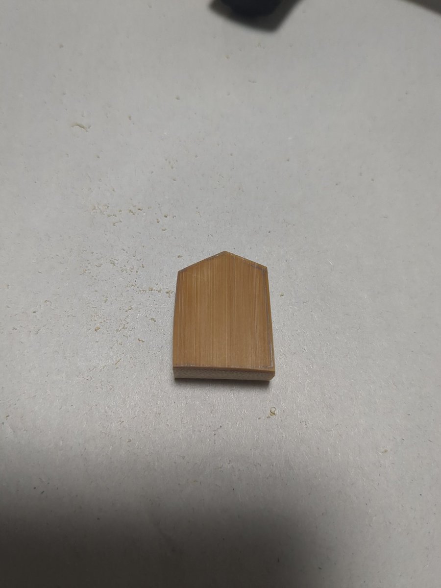 zaku_iron's tweet photo. とりあえずサイドをカットし、少しヤスリがけしてみた、まだまだいびつ

ここから更にヤスリがけで成形して、より整った形の竹駒にします

 #ごいた #竹駒 https://t.co/jlUfX2KDlg