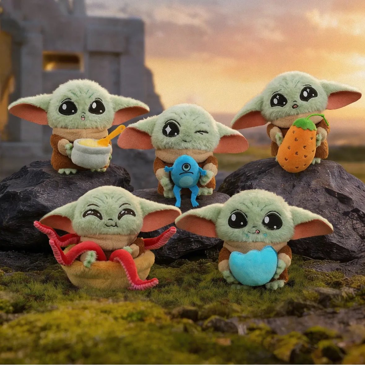 starwars_ib's tweet photo. 大人気の52TOYSのグローグーのぬいぐるみストラップが買えるサイトをご紹介✨

ポップアップやロフトなどの店頭では売り切れ続出の人気アイテムです！
今、定価か定価同等で買えるサイトを紹介します！

①公式オンライン
単品・BOX(4個入り)のどちらでも購入可能！8000円以上で送料無料
https://t.co/eR5EjpmZHy

②楽天 サンズオンラインストア
BOX(4個入り)だと送料を考えると公式より安い
https://t.co/5cZ4uvaiFY

#マンダロリアンアンドグローグー
#スターウォーズ