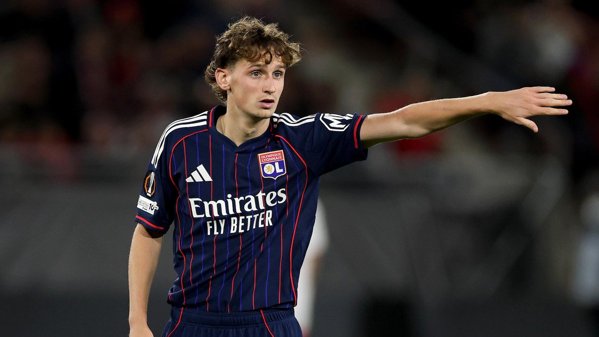 Camsoo_'s tweet photo. Je pense actuellement au milieu : 
                            Tolisso  
                Morton       Bidstrup

Un double pivot malin, énergivore et capable de libérer Tolisso plus haut. Les 3 assurant défensivement avec une justesse technique maîtrisée, c’est ce que j’attends d’eux.

Ce qui laisserait la possibilité à Duranville, Fofana,  Nuamah et Boudache de faire du sale sur le côté 🤝

#TeamOL