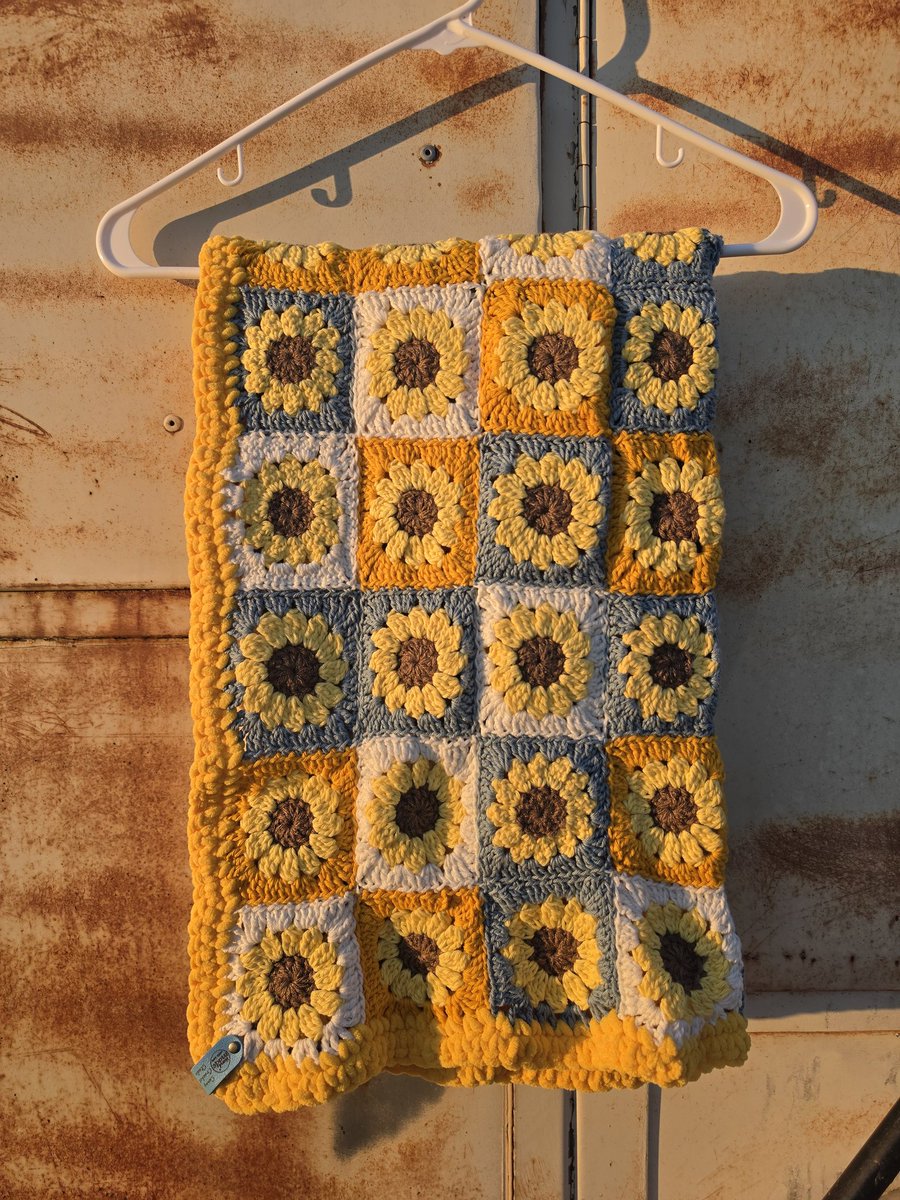 SunnyCrochetSt's tweet photo. I did a mini photoshoot with the blanket before I ship it off 😊🌻🌻
#crochet #crocheting #sunflowers #sunnycrochetstudio #handmade https://t.co/19ItFhz34Y