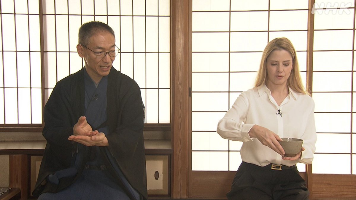 nhk_kyoto's tweet photo. 心おどる
「英語de茶の湯 裏千家
(1) What is Chanoyu?(茶の湯ってなに?)」

英語で茶の湯の作法を学ぶシリーズ
第1回は茶会に参加するときの持ち物をはじめ
菓子と薄茶のいただき方を学ぶ

旅コーナーは
抹茶の生産地、京都府宇治市を訪ねます。

7(火)[Eテレ]後9:30放送予定
https://t.co/jh30EArXQq https://t.co/xE9TBNs4Hh