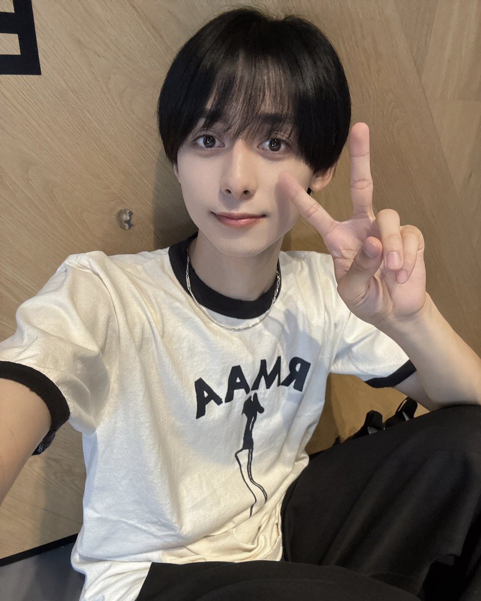9bic_official's tweet photo. 【📝 #今日のキュービック 】
かずや👦🏻
気づけば周年LIVEまであと少しだ！
毎日リハーサルや準備をしながら、「早くみんなに会いたいな」って気持ちとみんなの笑顔を早く見たいなって気持ちでいっぱいだよー！😌
全力で楽しませて幸せにするから期待しててね！🫶🏻
当日は感謝の気持ちもだし、これから先のワクワクも、全部ステージで届けるからね！ちなみに緊張はしてません今のところ笑

体調に気をつけて、元気な姿で会おうね！