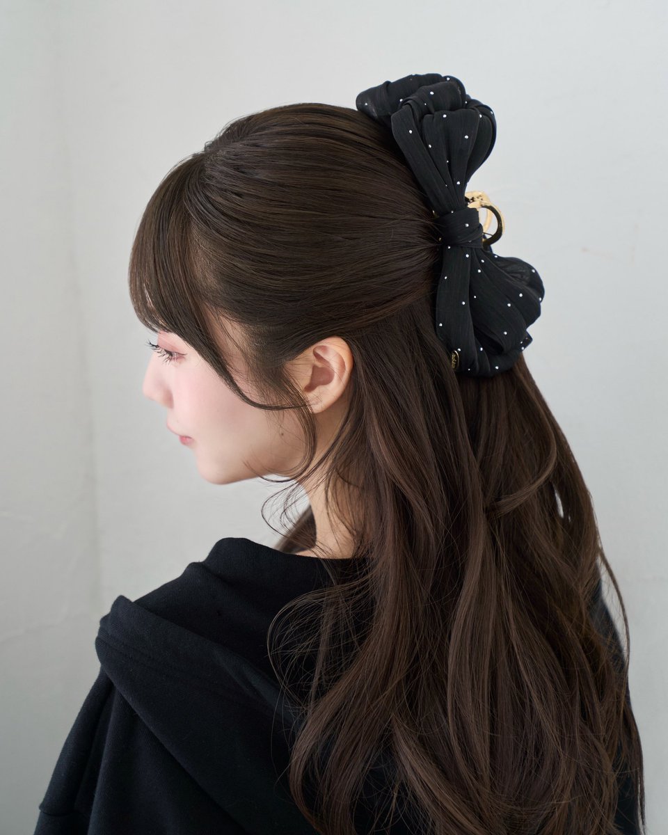 rosemuse_'s tweet photo. ┈𝑛𝑒𝑤 𝑎𝑟𝑟𝑖𝑣𝑎𝑙

"Dot ribbon vance clip"
color : ivory / pink / black
¥4,290(tax in)

大きいリボンが目をひくバンスクリップ

クリップ部分も大きく簡単に髪を纏めてくれます
ドットのスタッズが煌めきを演出

⁡ ↪︎web store 7/13(mon)20:00

#RoseMuse https://t.co/LZ7HY1Rj7w