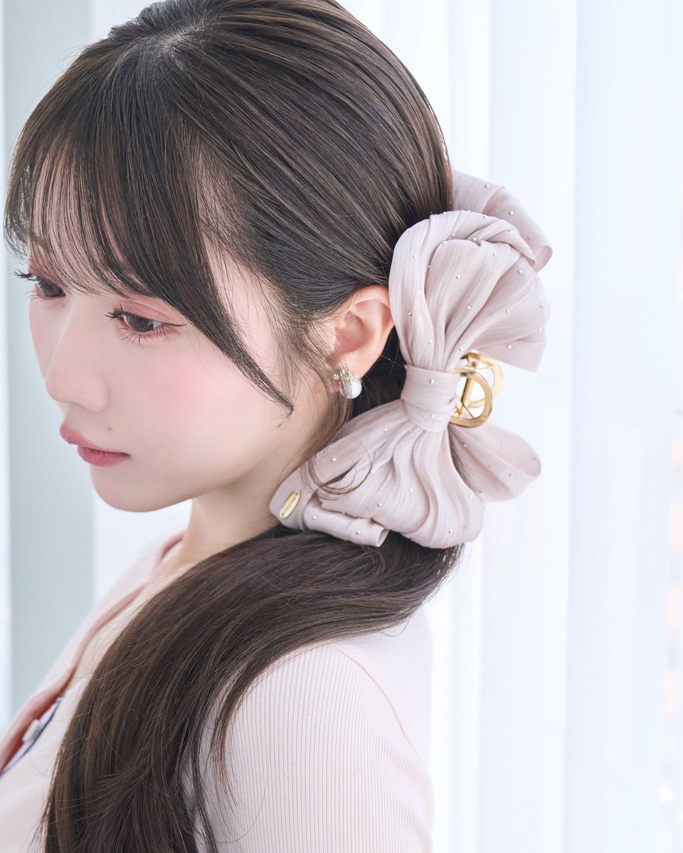 rosemuse_'s tweet photo. ┈𝑛𝑒𝑤 𝑎𝑟𝑟𝑖𝑣𝑎𝑙

"Dot ribbon vance clip"
color : ivory / pink / black
¥4,290(tax in)

大きいリボンが目をひくバンスクリップ

クリップ部分も大きく簡単に髪を纏めてくれます
ドットのスタッズが煌めきを演出

⁡ ↪︎web store 7/13(mon)20:00

#RoseMuse https://t.co/LZ7HY1Rj7w