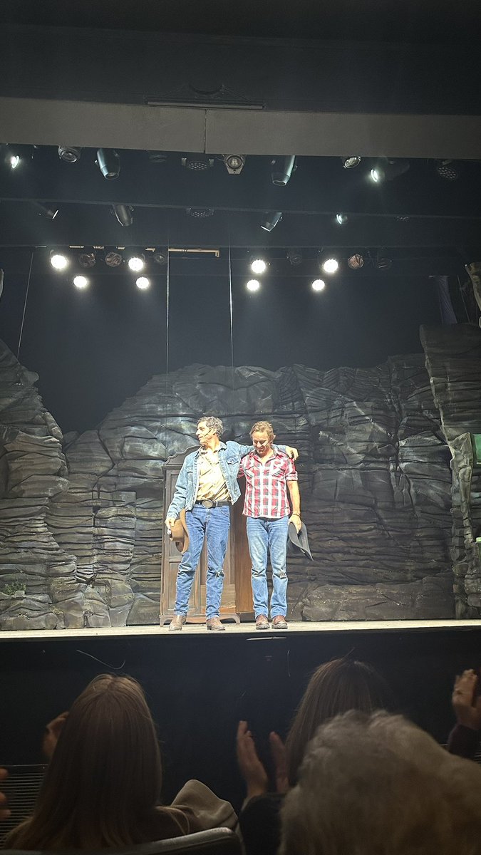 lola_pazlozano's tweet photo. Excelente #SecretoEnLaMontaña en el @multiteatro con @benjavicunamori y @estebanlamothe como protagonistas🙌🏻 Un dúo que sorprende en la versión teatral de esta película inolvidable✨ ¡VAYAN!🎭❤️ https://t.co/8xzSFjqxOD