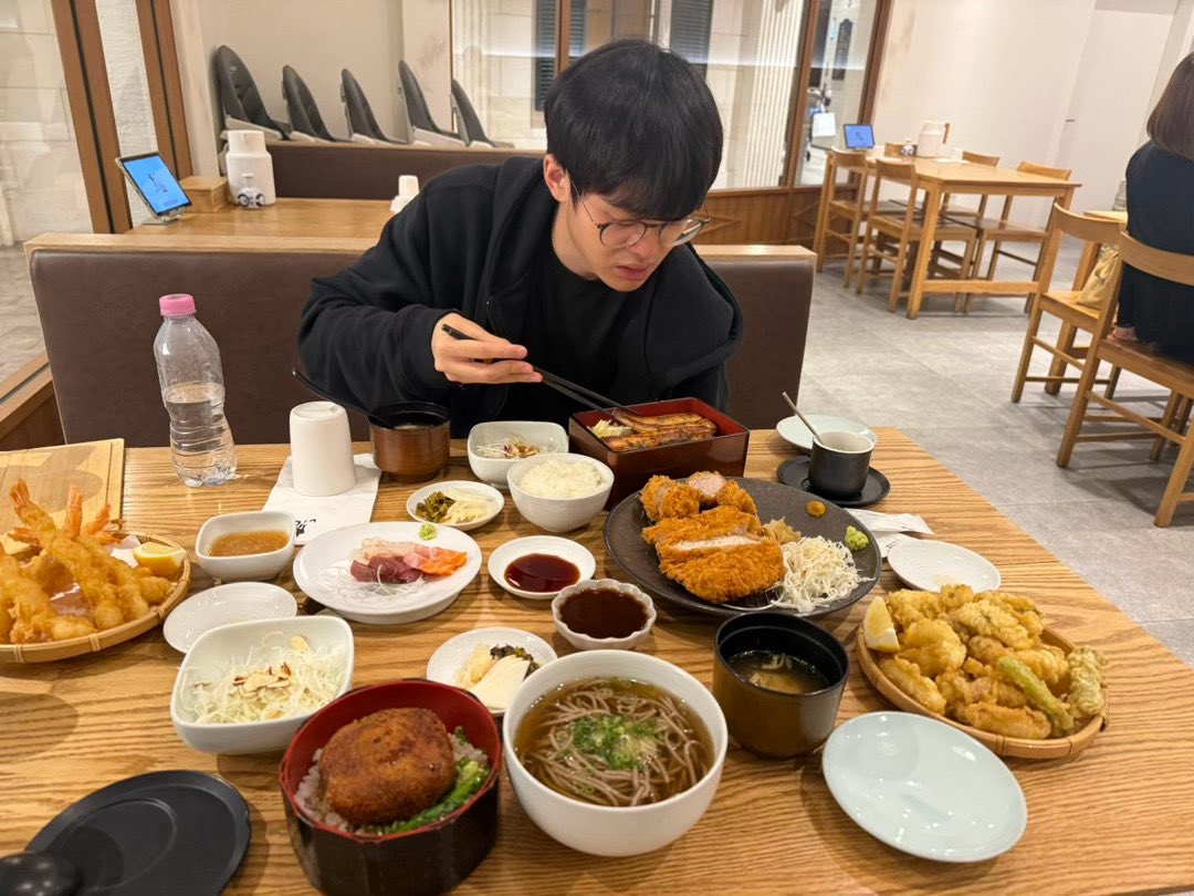 confuxun's tweet photo. #Xun being the absolute foodie that he is! He’s really out there living the best life 🥹

#Xun at Sao Paolo                #Xun at Daejeon
during First Stand                  during MSI https://t.co/6F88isEw8q