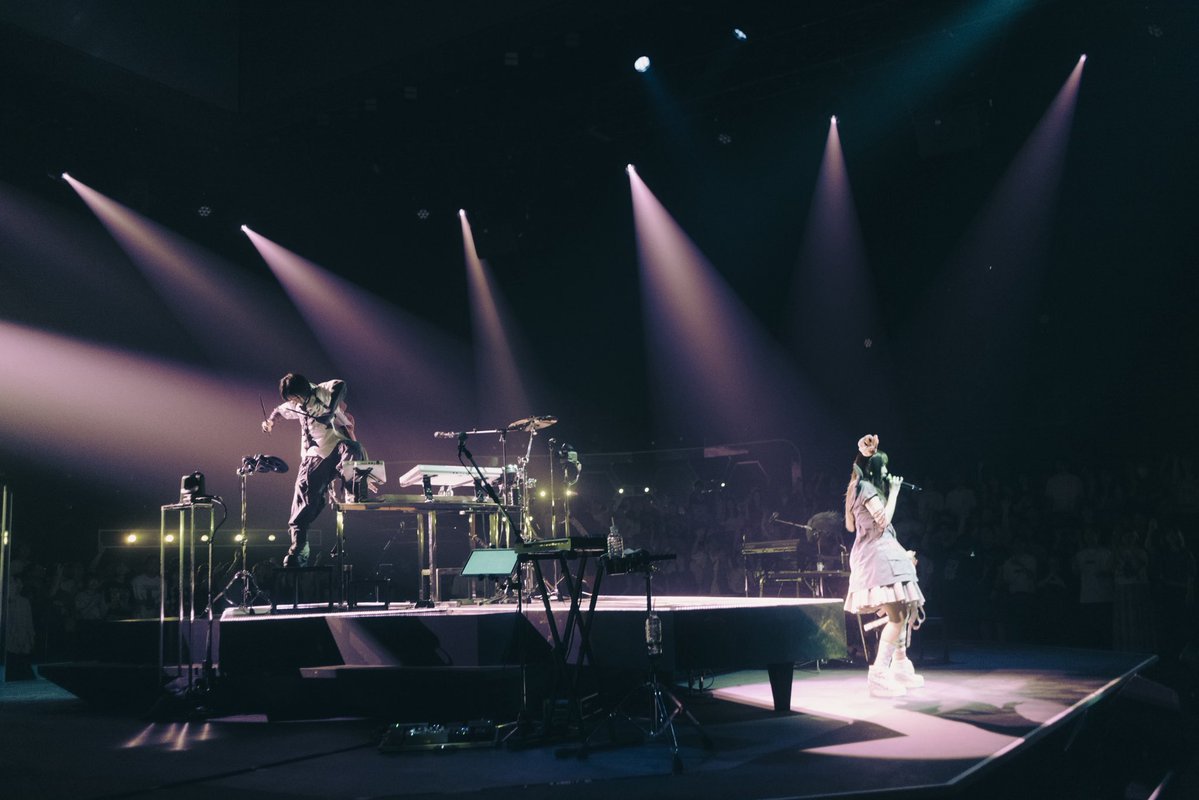YOASOBI_staff's tweet photo. ライブって最高だ……と、
改めて感じる空間でした。
https://t.co/mRvt8LjsOB

Photo by Kazuki Iwabuchi
#YOASOBIプラチナライブ https://t.co/1OLsgqYO7p