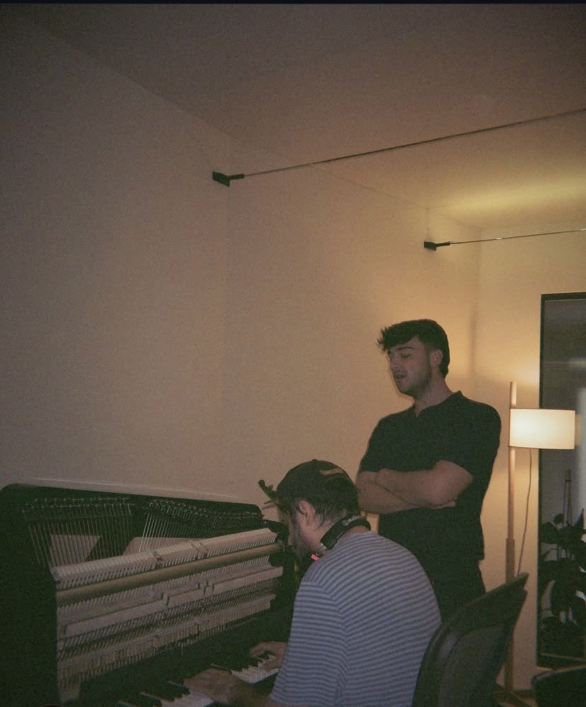 juanjocrave's tweet photo. 🎶Juanjo Bona trabajando en su segundo disco con un gran team, Marcel Bages y Davis Soler. https://t.co/7o13ZguiUy