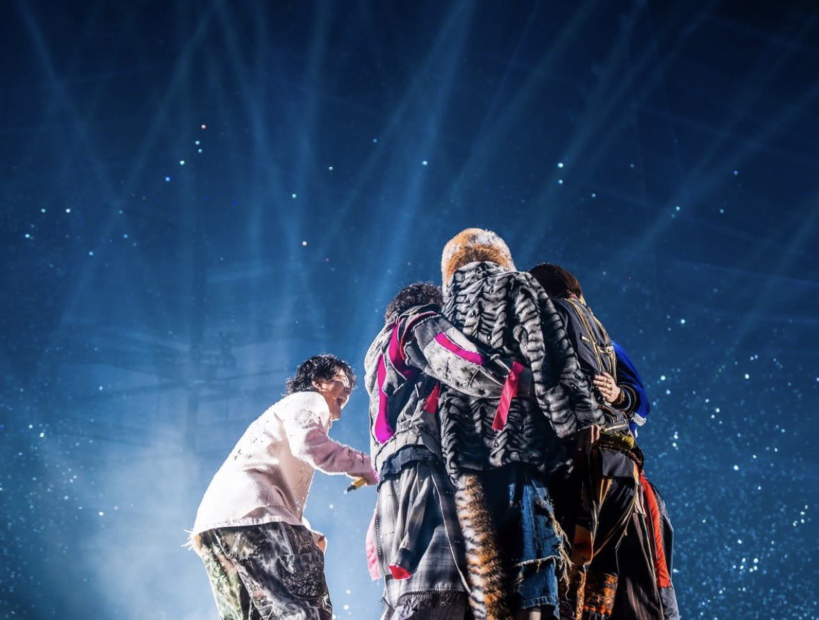 __cxq5's tweet photo. やっぱりステージに立ってｷﾗｷﾗ輝く大男たちがタイプなんです😭😭 https://t.co/9jDoy5A3Pp