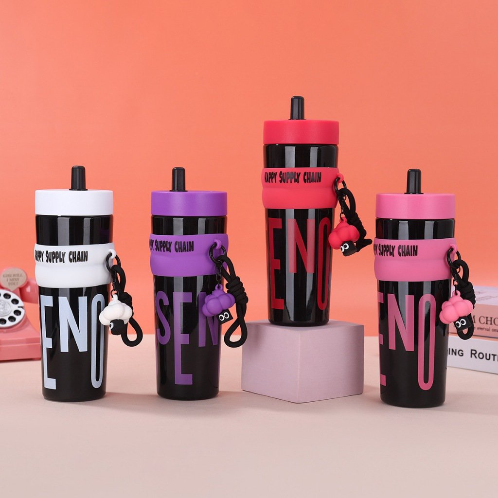 pemuda_sendu's tweet photo. Salfok banget sama botol minum yang satu ini! 😍 Desainnya stylish, kapasitasnya gede 900 ML, plus dapet gantungan lucu lagi. Bikin semangat buat rajin minum air putih seharian! ✨

#tumbler #zonauang https://t.co/a0s9YIOQUl