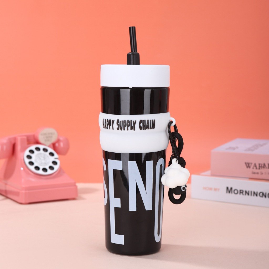 pemuda_sendu's tweet photo. Salfok banget sama botol minum yang satu ini! 😍 Desainnya stylish, kapasitasnya gede 900 ML, plus dapet gantungan lucu lagi. Bikin semangat buat rajin minum air putih seharian! ✨

#tumbler #zonauang https://t.co/a0s9YIOQUl