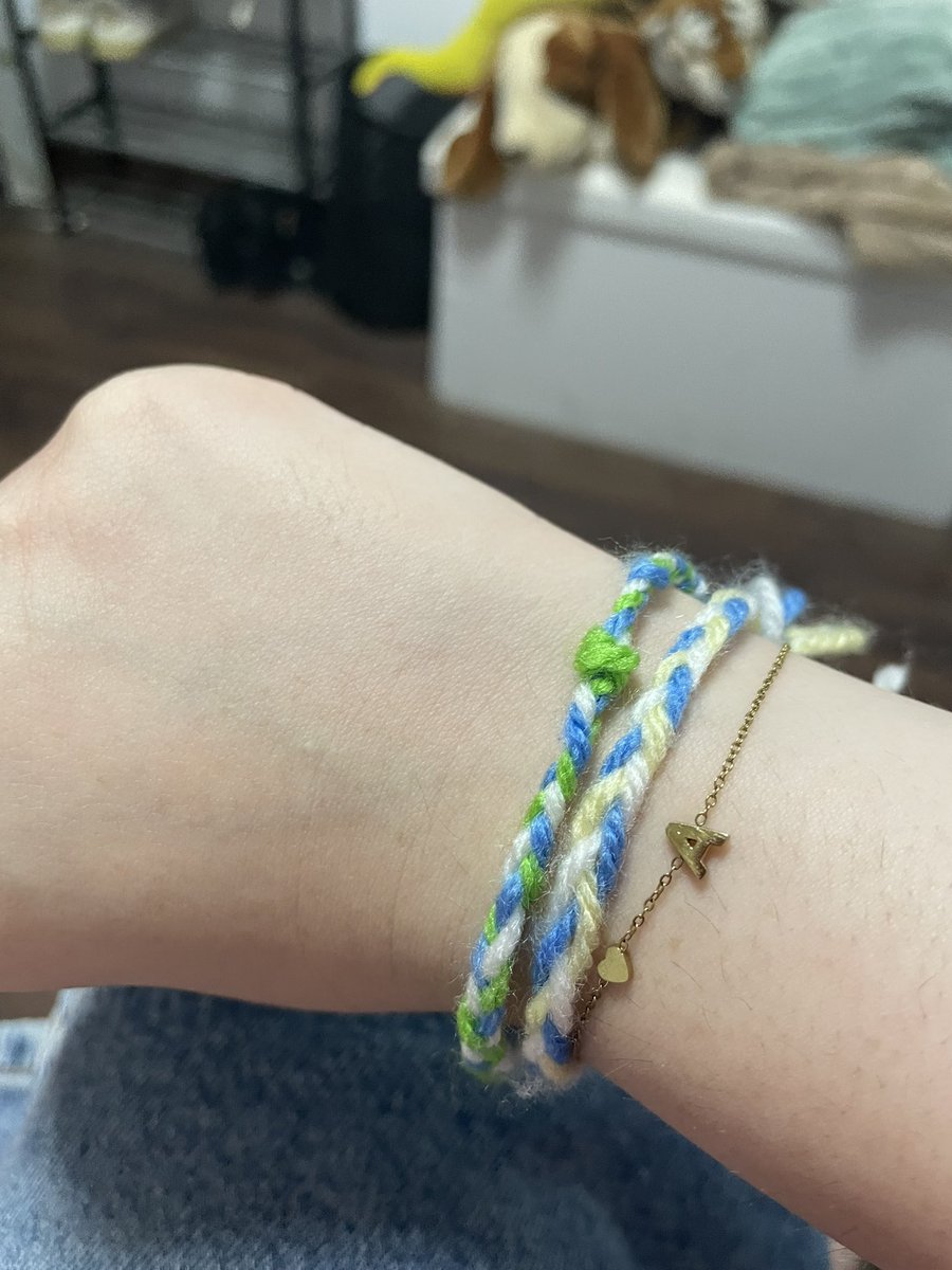 uuseebss's tweet photo. ya terminé
he amado a los niños son muy buenos, hemos hecho pulseritas de lana, hemos visto pelis y me han contado chismes, ya no quiero que termine https://t.co/KC0Po7bTr4