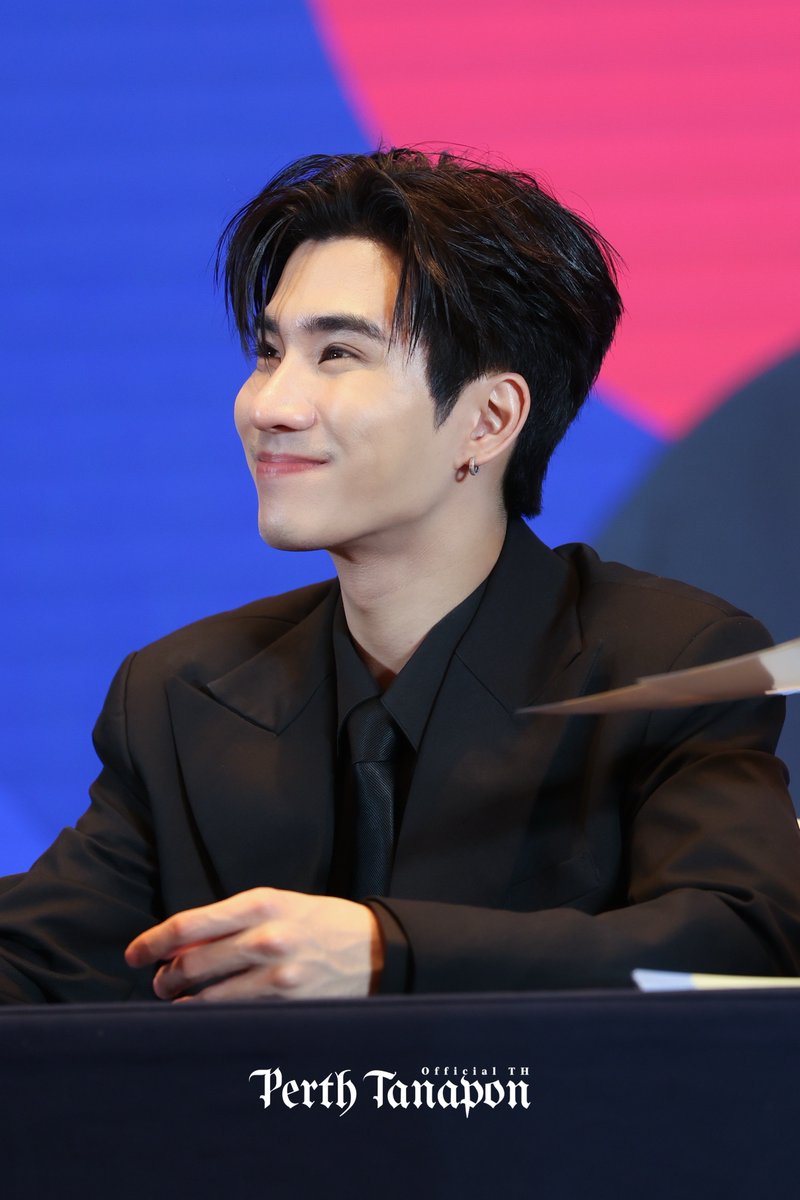 PerthOfficialTH's tweet photo. ยิ้มน่ารักมากจัง 🥹🖤✨

PERTH HEATER HEART

#PerthFanSigninChina
#PerthTanapon #KDPPE https://t.co/T5fSLnZVuz