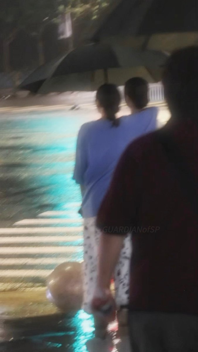 GUARDIANofSP's tweet photo. tbh even with a huge umbrella, they still huddle up tgt 🤫

#shellypundao https://t.co/STjheVbWIs