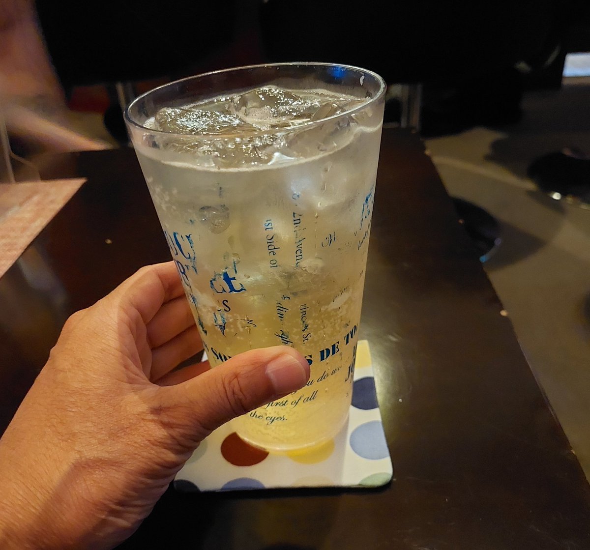 C41L3r's tweet photo. 昨夜もいつものバーに🍸
2軒目も行ったけど、コザはどこもグラスがデカイから飲み過ぎ酔いすぎ😂 https://t.co/r263Dgyogf