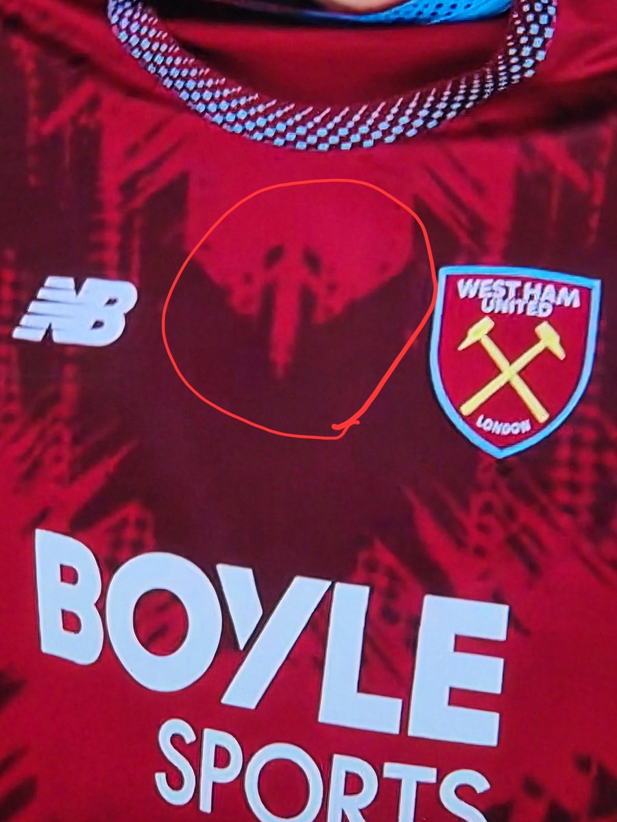Kev__6's tweet photo. @WestHam Is it a badger flashing ? https://t.co/xoIYxtJKea