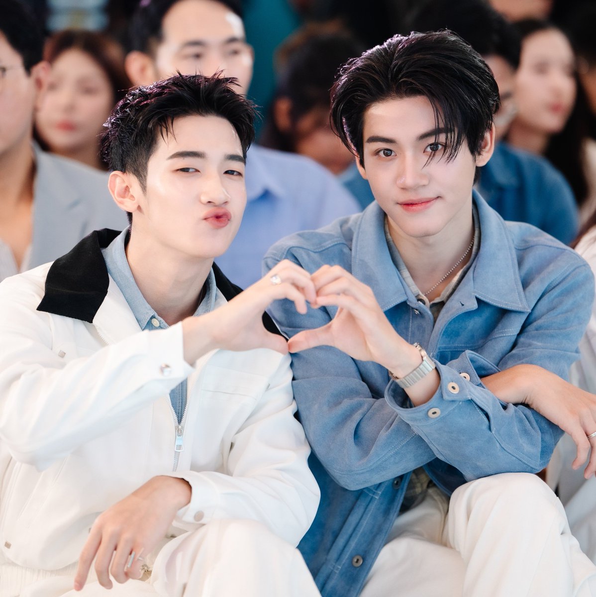 doublewsn's tweet photo. กล้องจากงานลาโรชชอบรูปนี้อะ ตากล้องทำงานดีมาก 💙💚

#AlmondProgress https://t.co/HHchXL1oeG