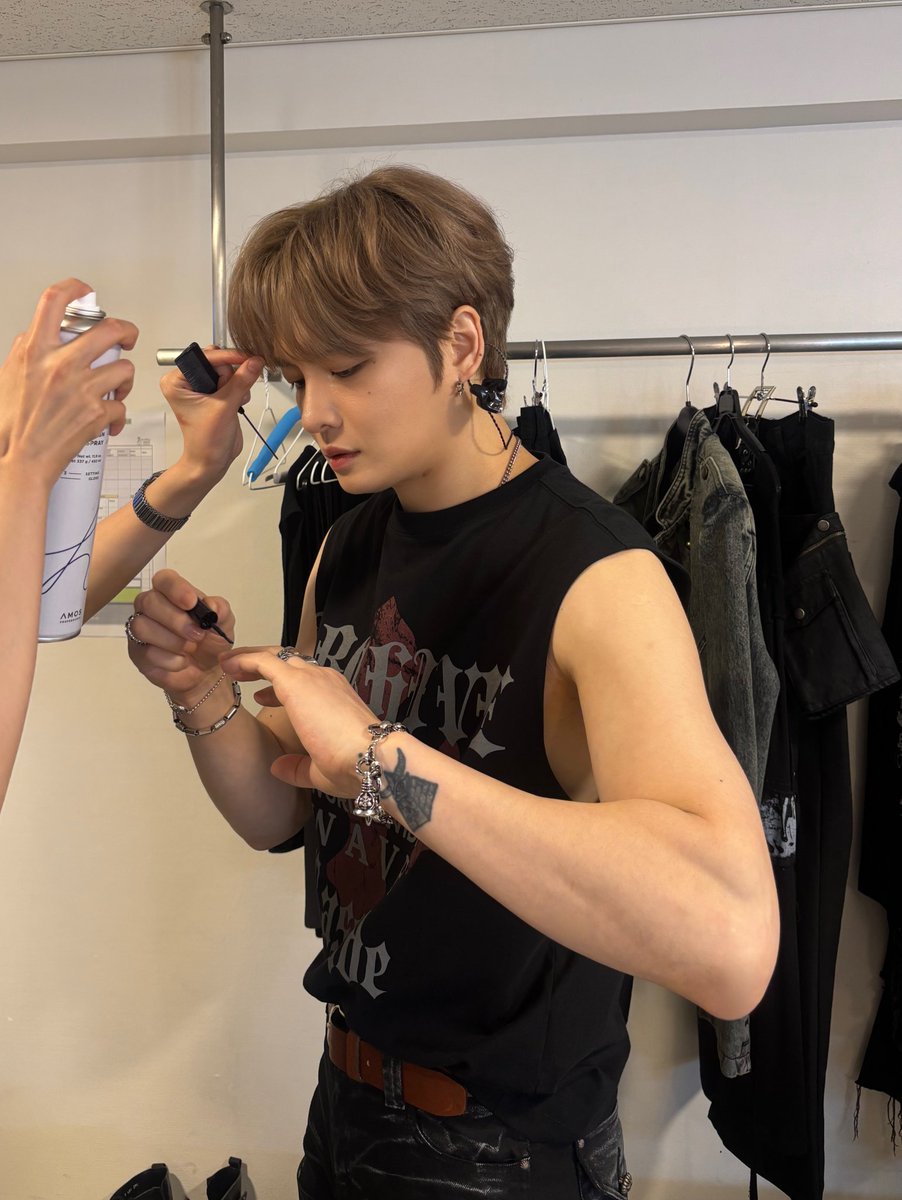mybusybee0126's tweet photo. he put on the nail polish by himself, such a self sufficient baby😆 https://t.co/V5OtacogAY