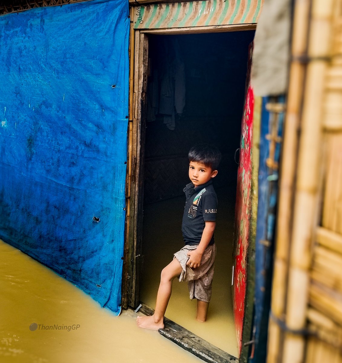jamalho010's tweet photo. Flooded homes, waterlogged paths, and families doing their best to carry on with everyday life. The monsoon brings more than rain—it brings challenges to shelter, safety, health, 

#RohingyaRefugeecamps 
#FloodRescue https://t.co/TIT4jGAOCT