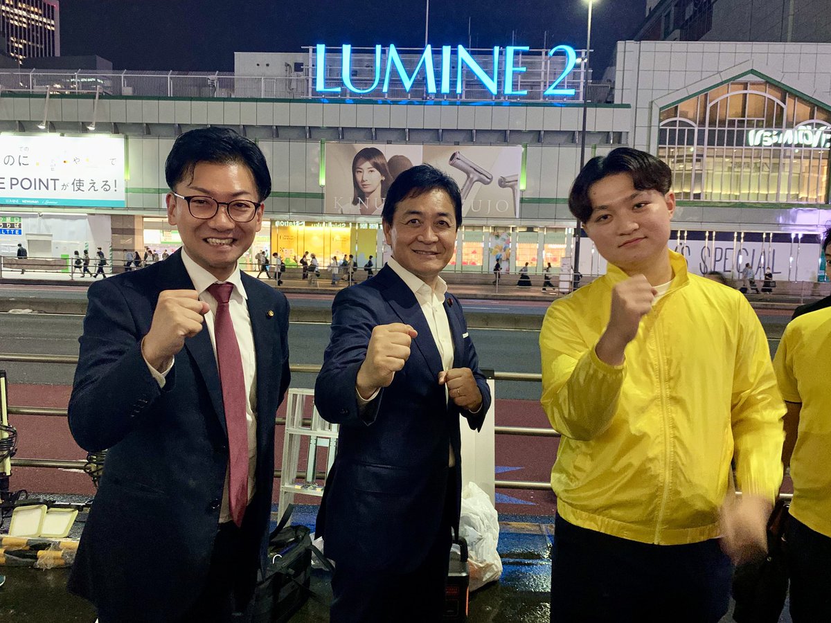 yonai3104's tweet photo. 新宿駅南口の緊急街頭演説会、無事終了しました！🐰
本日7月6日、雨の中でも多くの皆さまが新宿駅南口にお集まりいただき、玉木雄一郎代表をはじめ、伊藤孝恵コミュニケーション統括本部長、森ようすけ都連会長、奥村よしひろ参議院議員、井戸まさえ衆議院議員など多くの国会議員から、「熟議を尽くす国会」を取り戻すための熱い訴えがありました🔥🔥

今、国民が求めているのは、「答弁を拒否する総理」でも、「数の力で押し切る与党」でもない。

雨にもかかわらず足を止めていただいた皆さま、本当にありがとうございました！！
これからも党所属議員として、市民の声・現場の声を国会に届けていきます🔥🔥

#国民民主党 #米内さとし