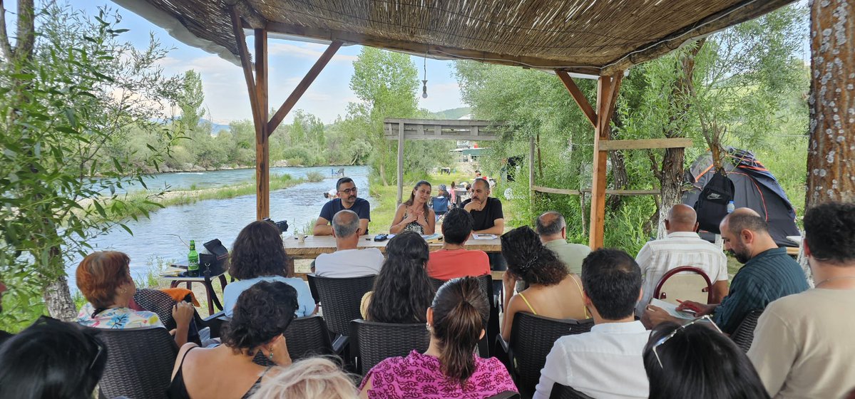 nesimiaday's tweet photo. Munzur’un kıyısında, Borges’in düşsel varlıkları ile Dersim’in düşsel varlıklarını karşılaştırmalı anlatı ve metinler üzerinden konuştuk. https://t.co/5LeRzQG56X