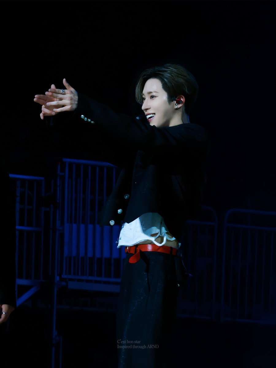 c_estbonstar's tweet photo. 生日快乐。爱上你之后的第三个生日，看着你身边有挚友相伴、台前有万般宠爱，我满心欢喜。谢谢你，牵着我从那方小小见面会的天地，一路走到了如今这片广阔而绚烂的舞台。
#Blossoming24_with_ARNO
#우리의행운_아르노_생일축하해
#二四歳もALLYZに愛される気アルノ
#Arno24岁生日快乐 https://t.co/mE8C0wBqbN