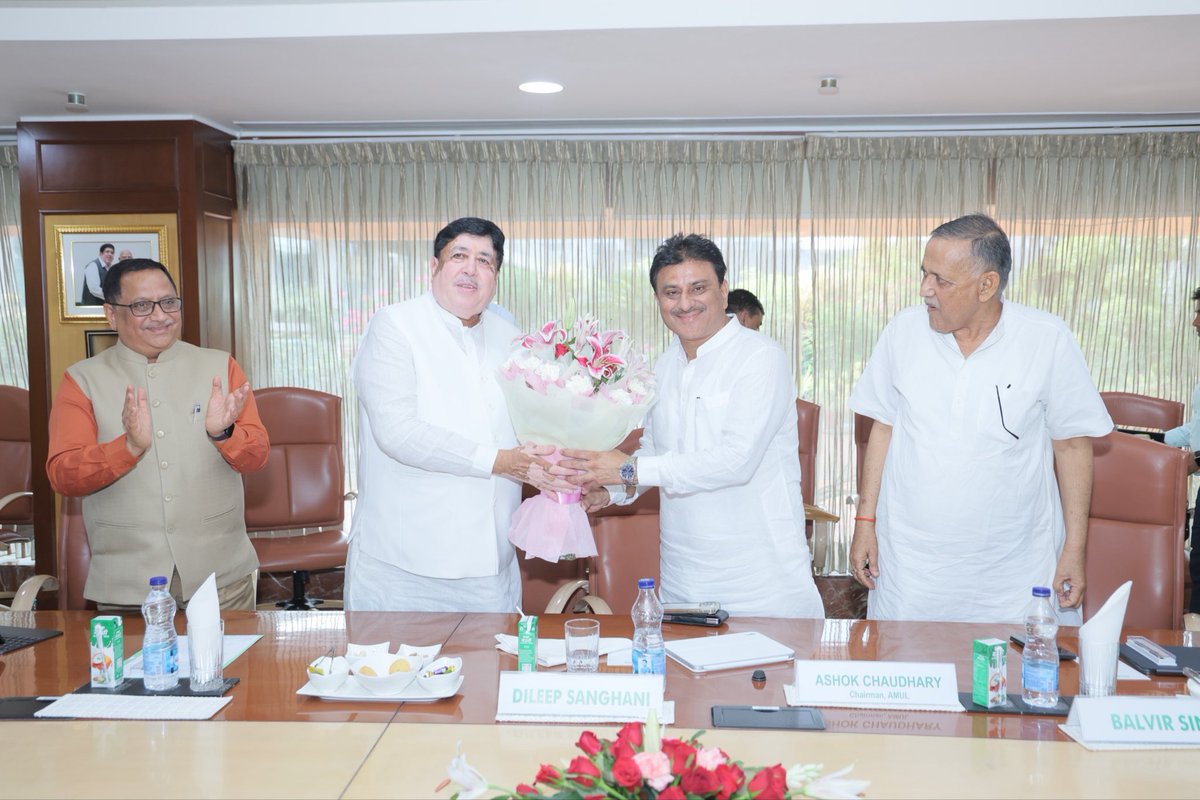 Dileep_Sanghani's tweet photo. इफको निदेशक मंडल की बैठक में पधारे अमुल के अध्यक्ष अशोकभाई चौधरी और उपाध्यक्ष गोरधनभाई धामेलिया का आत्मीय अभिवादन किया।

📍इफको सदन, नई दिल्ली
@Amul_Coop 
@IFFCO_Coop https://t.co/JCdYz8L9BI