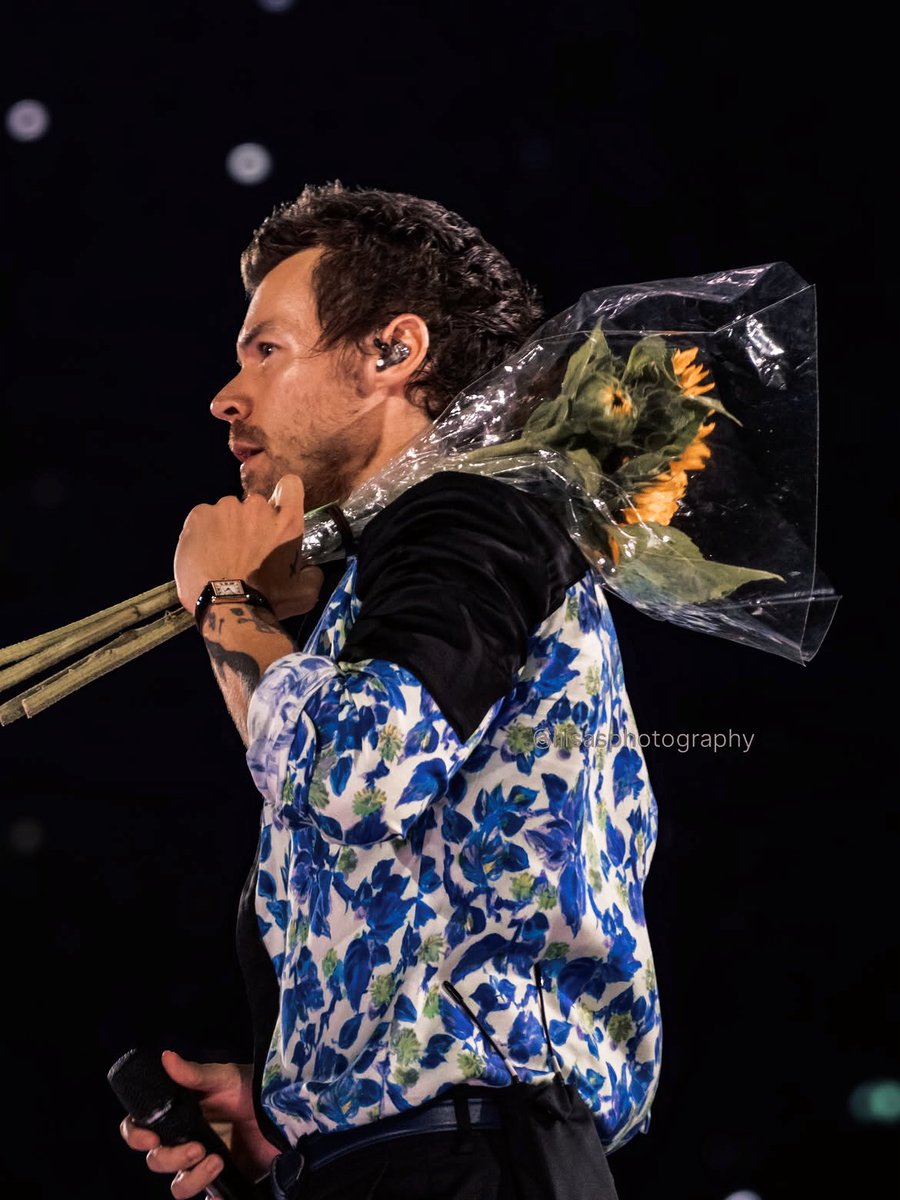 addictionhrry's tweet photo. sunflower boy 🌻 https://t.co/cZ4RW1faAB