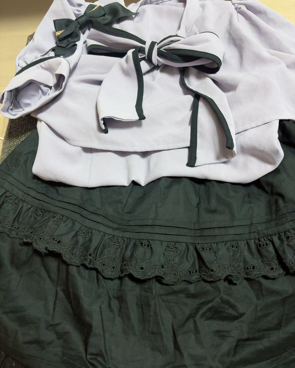xvr2s's tweet photo. GKSS後ろの席のかたが、「服装で誰推しかわかるね」って話されていて、そうか？と思ってたけど
私もこの善子ちゃんのコーデ真似して、髪型はハーフ団子で 幻ヨハっぽいリボン着けて行ったんだった😂

金髪金カラコンの子とか、お嬢様ハーフアップしてる子とかたしかに一目瞭然かも😳 https://t.co/uMVH0Ocy4f