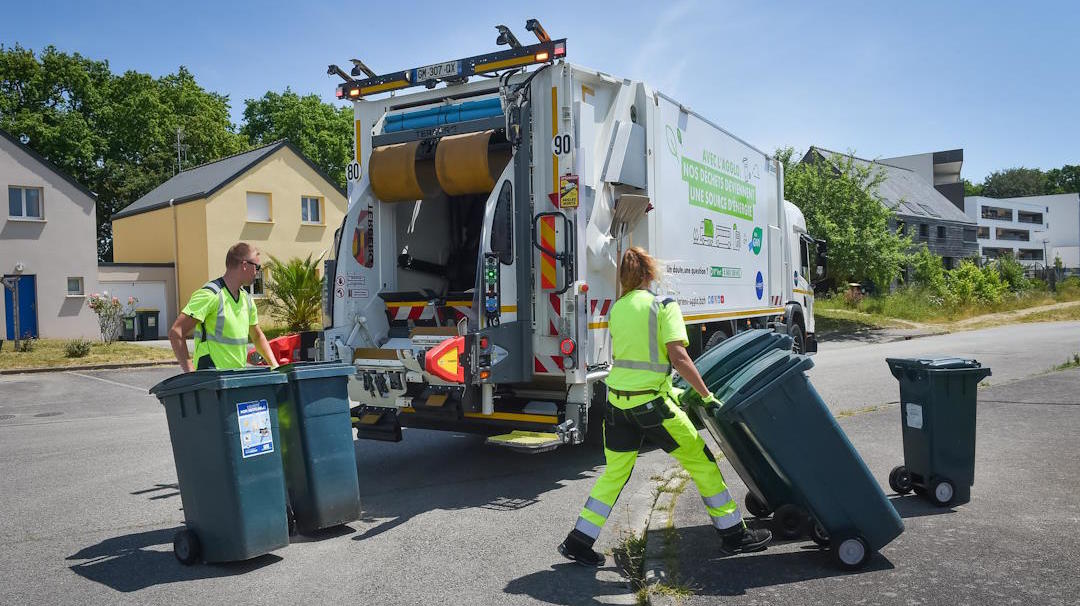 LorientAgglo's tweet photo. 🌡️ Fortes chaleurs : adaptation des services de collecte des déchets jusqu’au 8 juillet
🚛 Les horaires des collectes des ordures ménagères en porte à porte sont adaptés
⌚ Les habitants sont  invités à sortir leur bac la veille au soir jusqu’à minuit le jour de la collecte https://t.co/6QUsEOCgSW