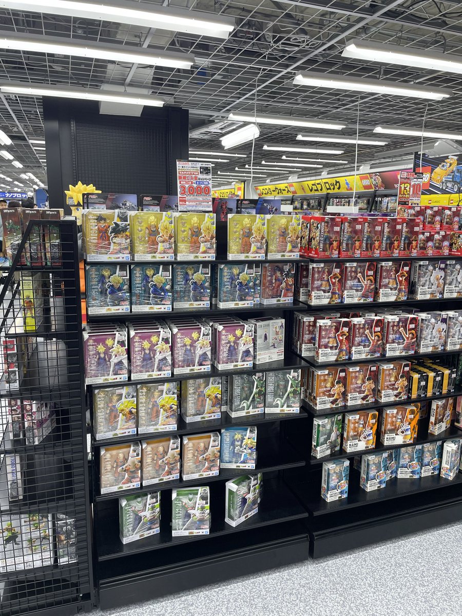finehiro's tweet photo. キャラクターグッズがお買い得だったかも。陳列はとても綺麗でした。池袋西武、ヨドバシカメラにて。 https://t.co/o5gYRh4S3a
