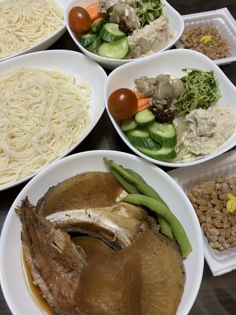 Soleil_fancy's tweet photo. こんばんは
今夜ははまち大根です
素麺でツルッといただきます
月曜日おつかれさまでした
雨やっとあがった〜🙂
#料理記録
#おうちごはん
#料理好きな人と繋がりたい
#自炊
#はまち大根
#素麺
#サラダ
#納豆
#ニュース
#イングランド勝利
#ノルウェー勝利
#台風9号
#バービー https://t.co/0zCtodSnNi