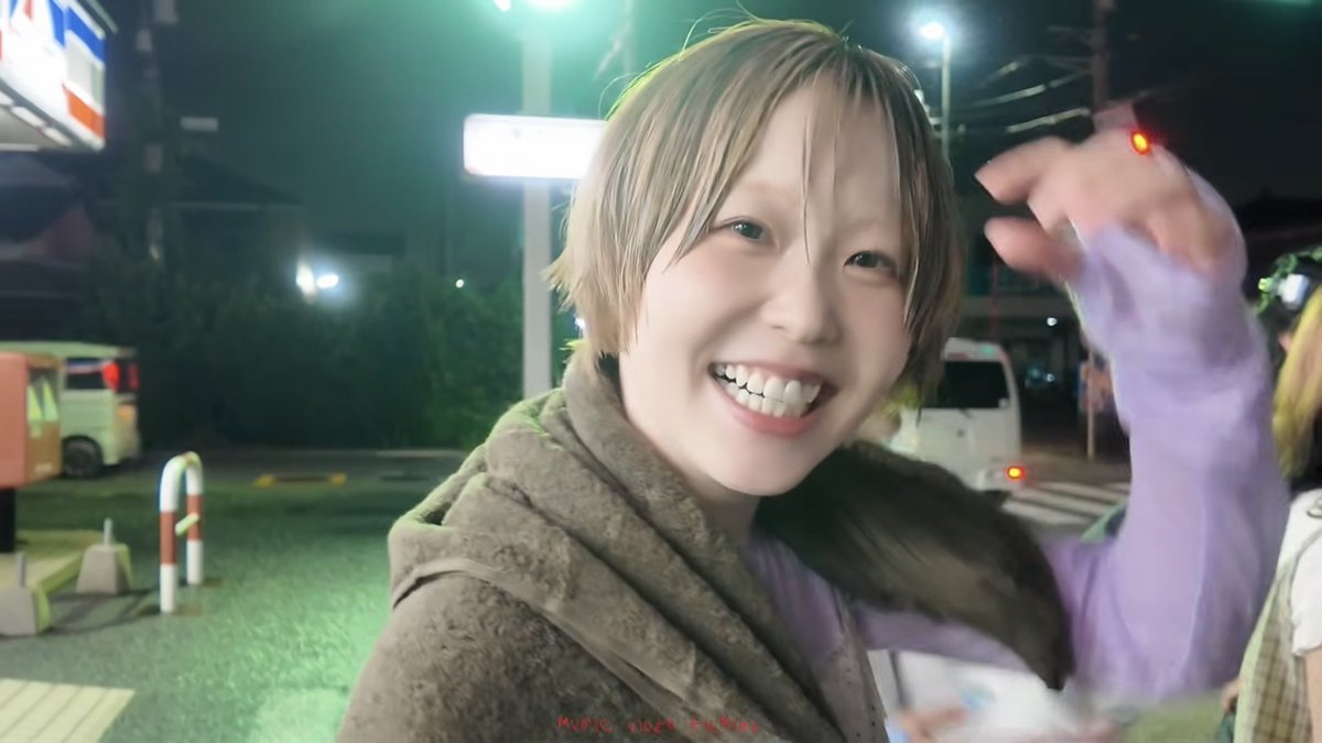 mayu_ExWHYZ's tweet photo. 思わぬところでオーバークックのスキルのが高さが出た撮影でした⭐︎

【00:00】ずぶ濡れMV撮影 https://t.co/6H7zWk3y9F https://t.co/mlBs9uGeZm
