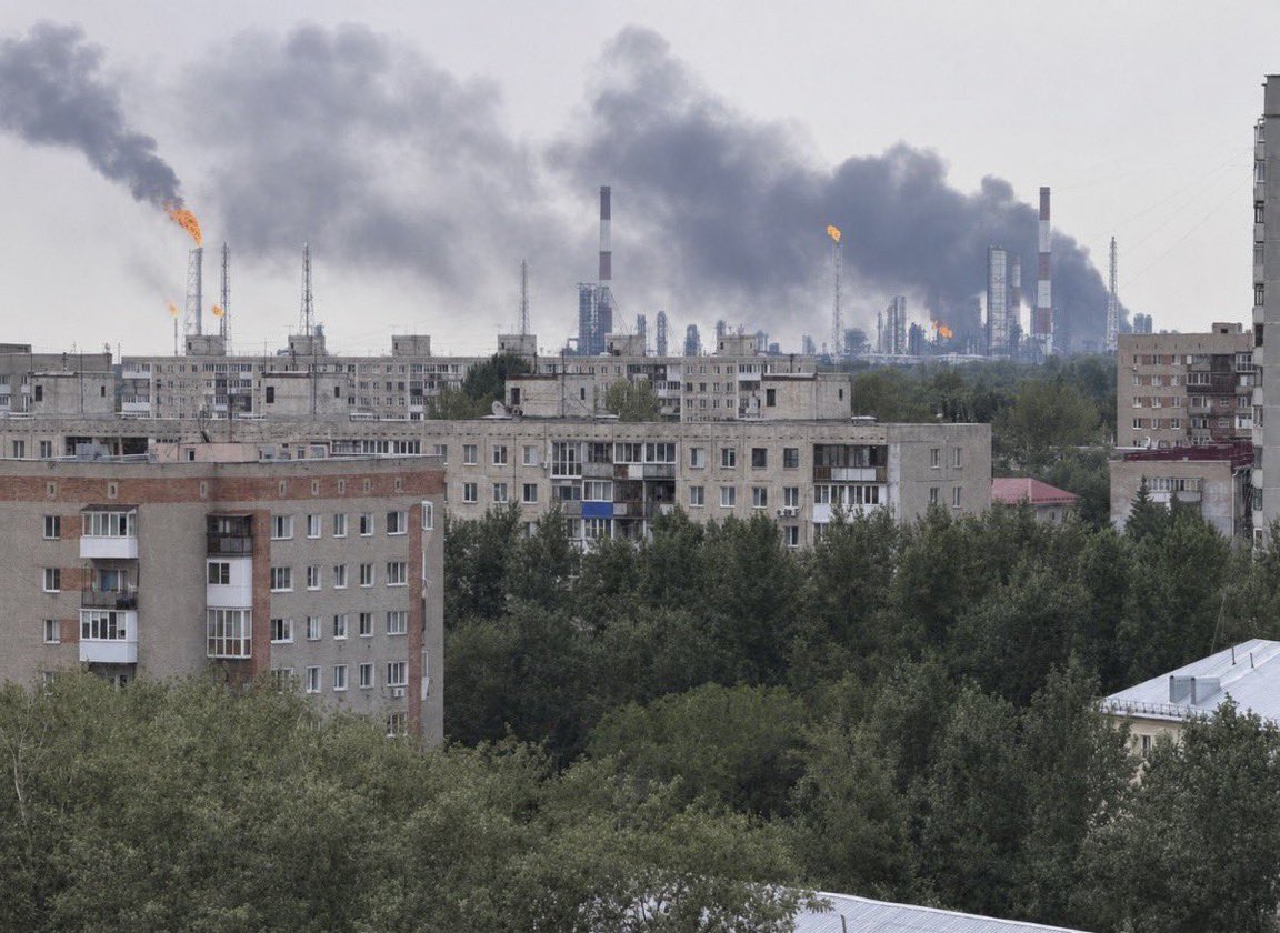 CasetaBosque's tweet photo. Llevaba mucho tiempo esperando esta imagen.

La refinería de Omsk 🇷🇺, ubicada a más de 2500 kilómetros del frente, está ardiendo intensamente tras el ataque con drones ucranianos 🇺🇦.

Parece que los drones ucranianos FP-1 🇺🇦 han sido modificados para ampliar su alcance a +2500 kilómetros, lo que permitirá ver mas ataques ucranianos 🇺🇦 contra la retaguardia rusa 🇷🇺.