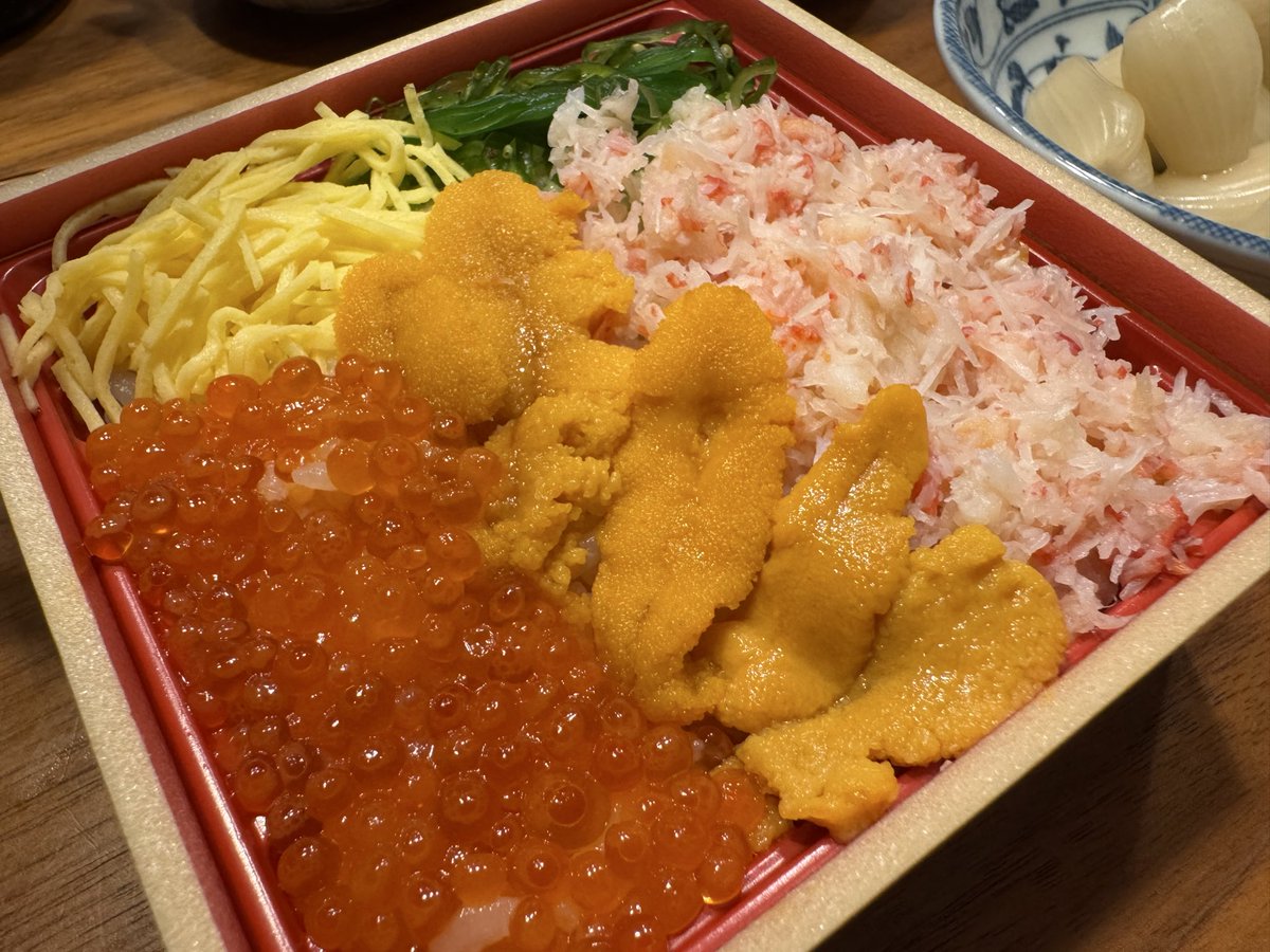 yahiros's tweet photo. 今夜でラヴィスのシャルドネは呑み終わり。
「まるよし」さんの三色弁当。
胡瓜と大根にラディッシュの浅漬け。
仙台長茄子漬け。 https://t.co/4hZiTlB8ZK