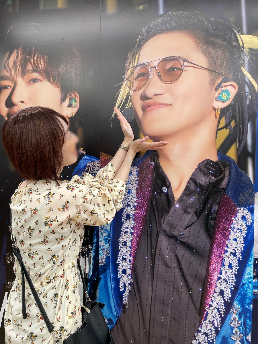 Chipndale517's tweet photo. そのあと渋谷タワレコのフォトスポット当たった阿部担のお友達が誘ってくれて初めてあの中へ✨😍
あとでシブツタのパネルでも撮ったけど、そっちはお友達が先に教えてくれてた通り照明の光が💦
だからここでたくさん撮ってくれてうれしかった😭✨一緒に取り合いっこ2回目だけどめっちゃ楽しい💛💚感謝🥰