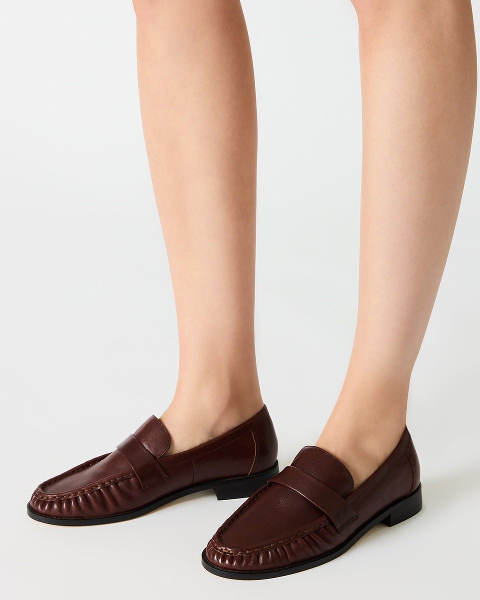 Lydia_Mybrary's tweet photo. Meet your new obsession: RONIE MAHOGANY LEATHER 🤎 Sleek, stylish, and ready to steal the spotlight. If you’re into standout accessories, this one’s calling your name. Click for details or to buy: https://t.co/vjLbv6MUCh https://t.co/7Qv8LlZL7Q