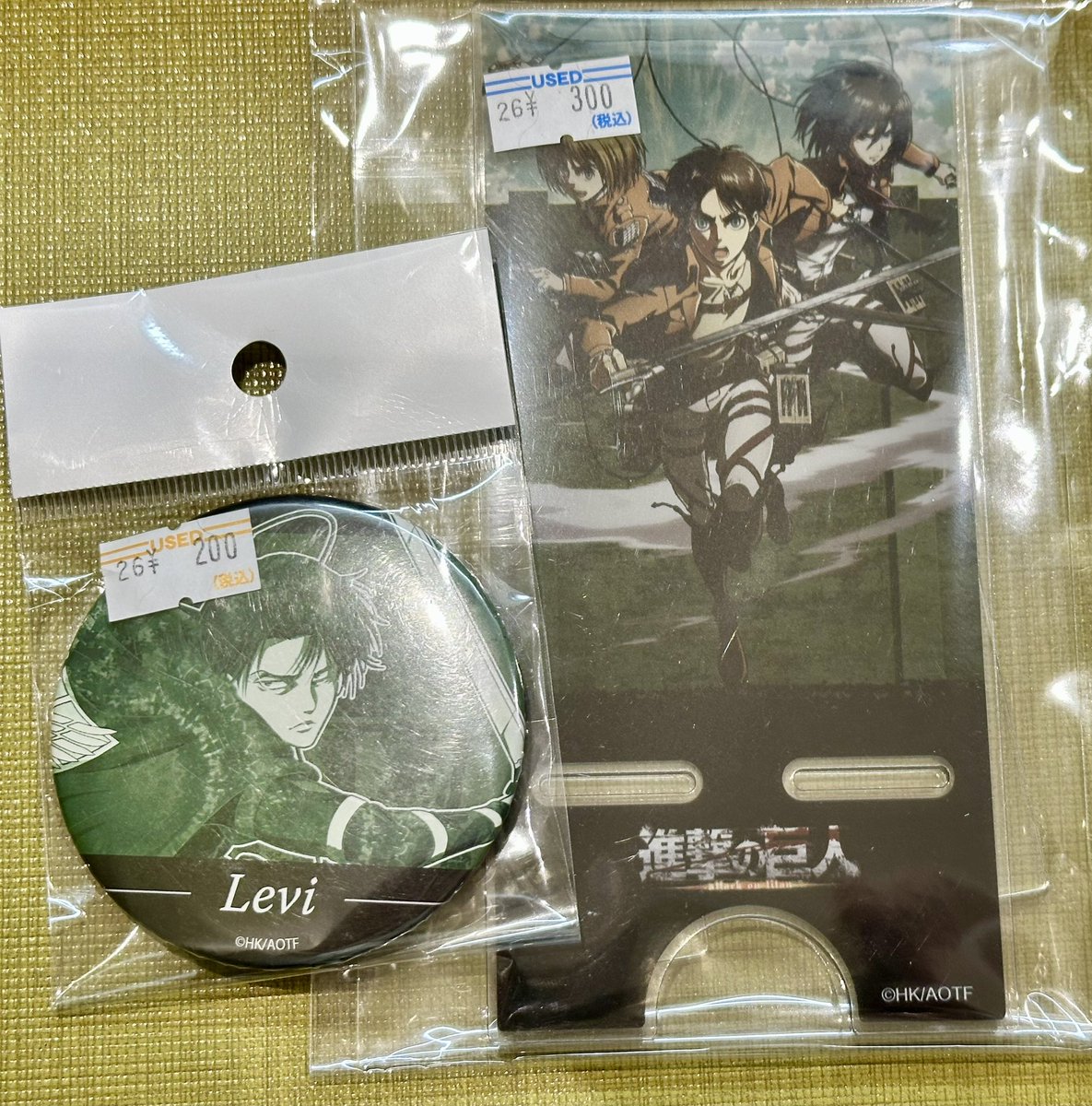 NuzLsa's tweet photo. ⚔️本日の戦利品⚔️✨

お米が無くなったので買い物へ。

……のはずが、お米を買うのを忘れて🤣
気付いたら進撃グッズを買ってました😂

さらにワンピースとポケカのガチャまで🤭
ワンピースガチャ（300円）×3回
ポケカガチャ（300円）×1回✨

なかなか良い引きできました😂

…何をやってるんだろう🤣 https://t.co/fP6E1IENwh