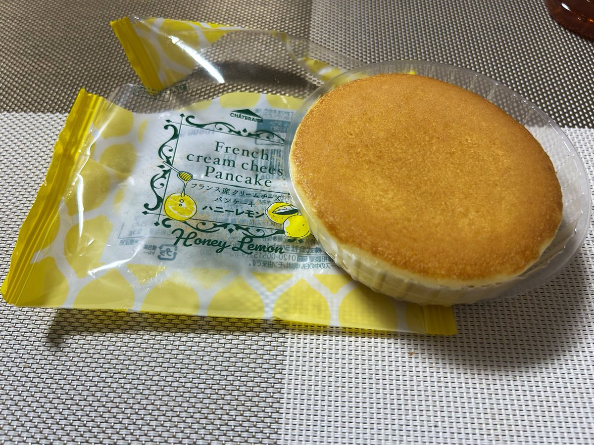 maririn2020's tweet photo. 夕食は、カレーとサラダ、ココナッツナン(前に持ち帰りしてたヤツ）おやつのレモン風味のパンケーキ。
美味しかった😋
でも、料理作りながら配信行ってたら忙しかった💦 https://t.co/ZGkf7Bmew8