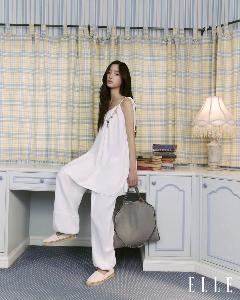 ELLEThailand's tweet photo. เปิดภาพแฟชั่นเซ็ตของสาวตู ต้นตะวัน @tontawan_t ในโททัลลุคจาก Stella McCartney คอลเล็กชั่น Summer of Love ในคอลัมน์ #ELLEBsideStory พร้อมสามารถติดตามชมภาพแฟชั่นเซ็ตของตู ได้ในนิตยสารแอล ฉบับกรกฎาคมเร็วๆ นี้

#ELLEThailand
#ELLEBSideStoryXTu
#Tontawan #StellaMcCartneyTH https://t.co/KE92tuQiwb