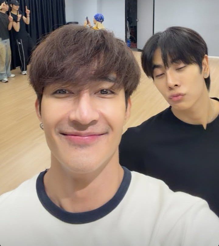 yapnilsc's tweet photo. not earth continuing to ragebait mix by posting pics he absolutely not prepared for 😭 remember when earth did this during their fanmeet in hong kong, where mix made a funny face while crying and earth just decided to post those pictures anyway https://t.co/pVbGQSIUYW