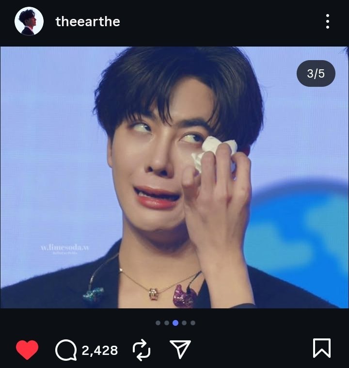yapnilsc's tweet photo. not earth continuing to ragebait mix by posting pics he absolutely not prepared for 😭 remember when earth did this during their fanmeet in hong kong, where mix made a funny face while crying and earth just decided to post those pictures anyway https://t.co/pVbGQSIUYW