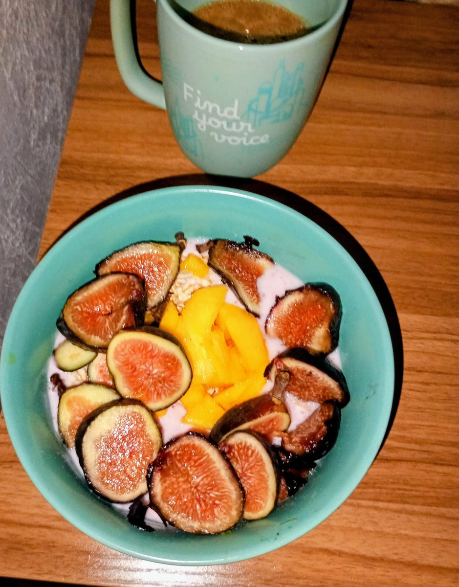 Paozzi's tweet photo. Figs, my love. 🫶 https://t.co/vsfK80AkfL