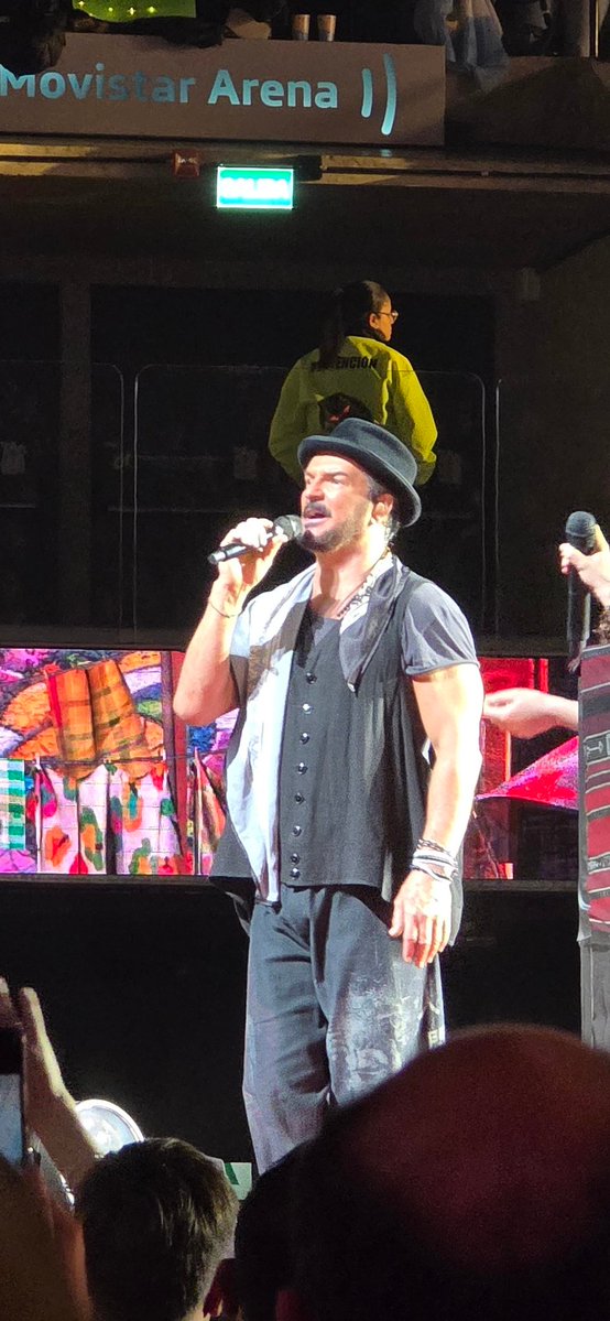 veroloreg's tweet photo. Un día mi novio decidió que yo tenía que ser un poco mas felíz y fuimos juntos  a ver a Ricardo Arjona ✨️ https://t.co/Pg8hHQkl7Z