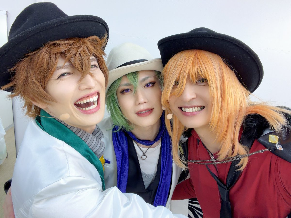 yoshioka_yu725's tweet photo. 舞台 アイ★チュウ FINAL LIVE「LIVE!!!!!!アイ★チュウ〜étoile éternelle〜」

終わって1週間が経ちました。

本当に
たくさんのご来場そしてたくさんの声援、応援ありがとうございました。
ツイートしようと思ってたんですが
これを書いてしまうと全てが終わってしまうと思って書けずにいました。

終わった実感が無いというか
またすぐにアイチュウのみんなと一緒に舞台に立てるんじゃないかと思っています。

けど
本当に全部終わったんだな...。

ランスロお披露目から約8年間...本当に本当に楽しかった。
ずっと楽しかった。
みんなとの稽古も芝居もダンスも歌も。

本当に楽しかった。

辛い時もアイチュウのみんなとだったら乗り越えられた。
みんなで切磋琢磨して舞台を創り上げてきた。本当に学生気分で真剣にバカして真剣に踊って対決してたな。
それぞれのユニットが一丸となって
パフォーマンスして熱くなってたな。
裏ではみんなで仲良くて楽しくて...
最高のメンバーだった。
アイチュウのみんなには感謝の気持ちでいっぱいです。

そしてLancelotのリーダーとして...努められていたのか正直な所分からないですが

これだけは言えます。

れいじと黒がいなかったら最後まで一緒に
ここまで来れてなかったなって。

楽しい時も辛い時もいつも側にいてくれて支えてもらってた。
俺にとって2人は戦友でも親友でも家族でもない
何かもう一つ特別な枠が出来たような...言葉では表せれない...本当に特別な存在なんです。
2人がいてくれたから俺はこの8年間轟一誠でいられた。
双海と鷹通がれいじと黒で本当によかったって心から思います。
れいじ、黒、こんなリーダーに付いてきてくれて本当にありがとう。
2人とも愛してるよ。
落ち着いたら3人で打ち上げしような🍹

俺たちは永遠にLancelotだ！！！

そして8年間声が枯れるまで応援してくれたプロデューサー本当にありがとう。
ここまで3人でやってこれたのもプロデューサーのお陰です。

ファイナルではランスロ3人ソロも披露出来て本当に嬉しかった。

今までやってきたランスロ曲

かっこつかないぜ？
100万ドルのスリル
ギリギリの衝動
グラモフォン・ノスタルジー
Flower of life
ポーカーフェイス

3人でたくさん練習してたくさん踊りました。ぶっ続けで1000本ノックの勢いで踊った時もあったな。
時には深夜練もして...本当にたくさん踊ったなー。
どの曲も全てが宝物です。

まだやってない曲も3人でやりたかったな。

まだまだ書きたい事たくさんあるけど
これ以上書くと涙が出てきそう。
なのでまたお話できる時に配信やイベントで話させてください。
もう少し経ったら㊙️映像もFCだけで流します。

本当アイチュウに出会えて
Lancelotに出会えて
双海鷹通に出会えて

そして轟一誠に出会えて
この舞台に携われて

最高に幸せでした。

8年間お世話になりました。

舞台アイチュウは終わってしまいますが
これからもアイチュウの応援
そして
舞台アイチュウを忘れないでいてくれたら嬉しいです。
俺達はずっとアイチュウだ！！

そして絶対にまた会えるって信じてる。

だから
また

遊ぼうぜ。

本当に...本当に今までありがとう。

轟一誠役
吉岡佑

最後に

お前ら火傷させてやるよ🔥🔥🔥

元気でな。またな。

#アイチュウ
#舞台アイチュウ