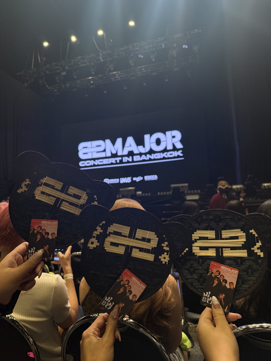 dell52957223's tweet photo. รีวิวการไปคอน #82MAJOR ครั้งแรก 🐯🔥

     จุดเริ่มต้นของคอนครั้งนี้คือเห็นจุนกยูพูดถึงน้องใน Treasure Map เลยลองไปศึกษาวงตามฟังเพลง สรุปเพลงโดนเส้นมากกกก เทสตึกดำสุดๆ พอรู้ว่าน้องมีคอนที่ไทย ตัดสินใจกดบัตรเพื่อจะไปดูน้องครั้งแรก 🤘🏻🎶
   สรุปโดนตกซ้ำซ้อนในคอน! (เข้าใจจุนทุกอย่าง) 🤣 ได้ดูน้องครั้งแรกแล้วรู้สึกประทับใจมาก น้องๆ เอเนอร์จี้ดีมาก และการเพอร์ฟอร์มบนเวทีของน้องคือที่สุด เพลงก็โดนเส้นมาก สนุกมากจนแบบอยากยืนตั้งแต่เพลงแรก (ในใจคือลุกแล้ว😅)
   และราคาบัตรเบเนก็ดีมาก มาไทยอีกเมื่อไหร่เจอพี่สาวคนนี้แน่ (ทึเมสายลับ) ฝากเนื้อฝากตัวด้วยนะคะ 🫶🏻💗
#82MAJOR 
#82MAJOR_in_BANGKOK 
@82MAJOR_231011