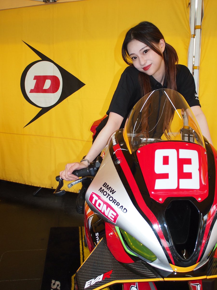 umi210235's tweet photo. ＃鈴鹿8耐：DUNLOPブース様
2日間本当に充実した時間をありがとうございました😭💖💖ブース内のバイク・タイヤ展示会は大好評で来場者様も笑顔で溢れ返ってました〜！ピットウォークや表彰式台・コントロールセンター、8耐レース観戦など胸いっぱいの経験をさせていただき本当に感謝いたします🥺🙇🏼‍♀️ https://t.co/9B7qVluoar