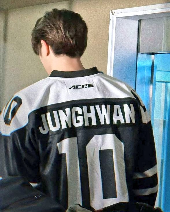 SilverSage96's tweet photo. SO JUNGHWAN had always carried TR10 on his back. 🥰

#SOJUNGHWAN 
#소정환 
#JUNGHWAN 
#정환 
@treasuremembers https://t.co/imM7HqRahb