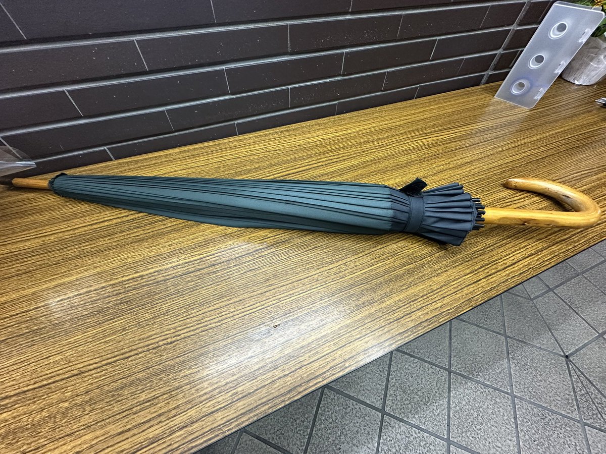 KENproduce's tweet photo. 【忘れ物】
7/7(月)19:00 豚骨班　ご観劇のお客様

傘1本をお預かりしております。
7/7(火)18:00まで劇場にてお預かりしております。
以降は、申し訳ございませんが破棄させて頂きます。

前回の傘も明日までの保管とさせて頂きます！

#ラーメンロック https://t.co/MBrsfbpsyZ